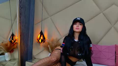 Snapshot of chloevee chatting on October 3, 6:10 am Chloe Vee online show from October 3, 6:10 am
