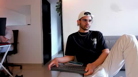 Im Chirs IM MODEL INDEPENDT online show from December 15, 6:59 pm