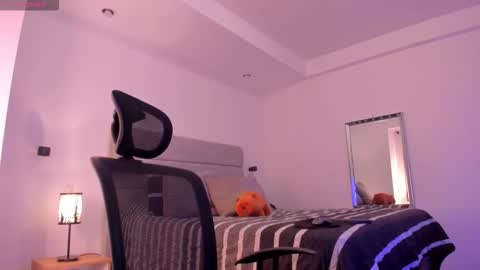 chrismorgan24 online show from November 8, 12:24 am