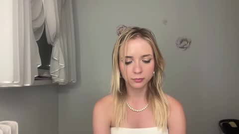 ClaudiaGold online show from September 8, 8:30 pm