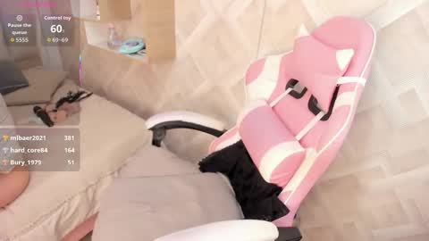 clhoe_johnson_ online show from January 10, 5:51 pm