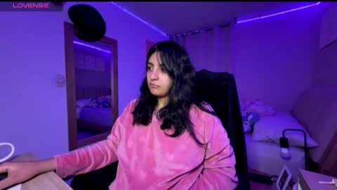 cloe small online show from November 7, 4:04 am