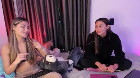 couple_funnyy online show from December 19, 4:19 am