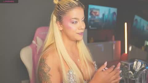 Laura online show from November 29, 11:56 pm