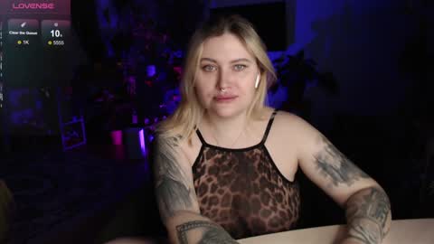 Snapshot of cuddlieschris chatting on December 13, 1:37 am Chris online show from December 13, 1:37 am