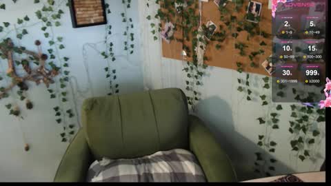 Snapshot of cuddlieschris chatting on October 25, 3:29 am Chris online show from October 25, 3:29 am