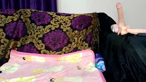 Essie online show from October 26, 11:26 pm