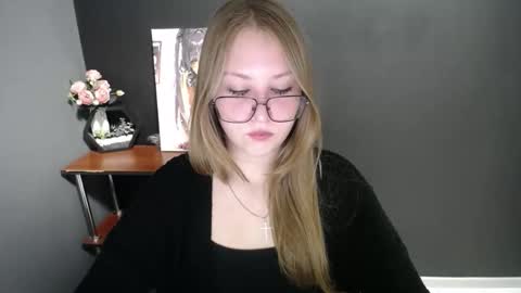 Snapshot of cute_minx chatting on October 21, 6:51 am Veronica online show from October 21, 6:51 am