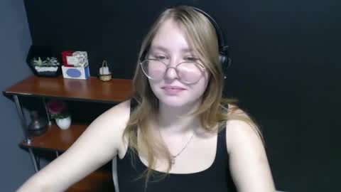 Snapshot of cute_minx chatting on January 24, 10:53 am Veronica online show from January 24, 10:53 am