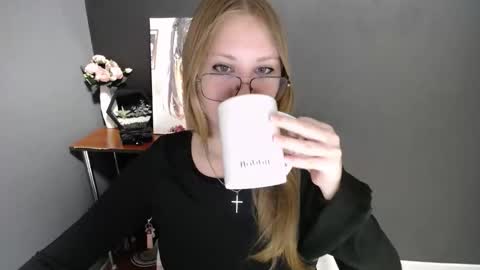 Snapshot of cute_minx chatting on October 3, 10:23 am Veronica online show from October 3, 10:23 am