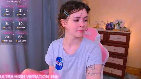Snapshot of cutie_mili chatting on October 6, 7:48 am mili online show from October 6, 7:48 am