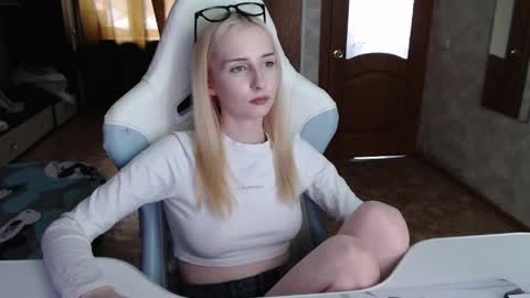 Cutti Crystal online show from April 24, 1:18 am