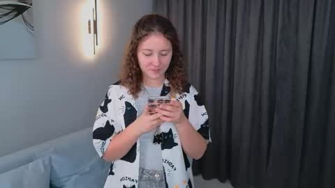 Lola online show from October 21, 1:59 pm