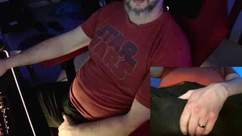 DadBodDude01 online show from November 29, 1:57 am