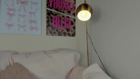 dafne_hillss online show from June 9, 11:43 am