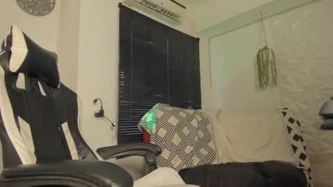 dakota_x18 online show from September 19, 8:12 pm