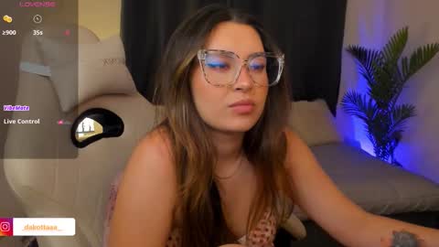 dakottaa__ online show from January 31, 11:46 pm