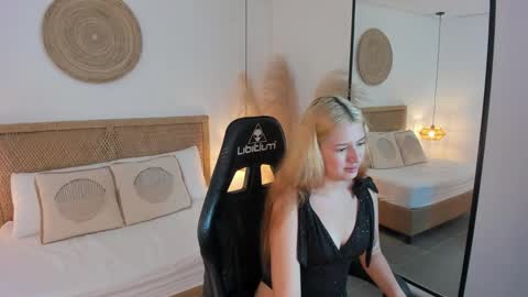 Snapshot of daniand_ chatting on September 29, 11:53 am D A N I A online show from September 29, 11:53 am