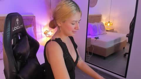 Snapshot of daniand_ chatting on October 11, 11:59 am D A N I A online show from October 11, 11:59 am