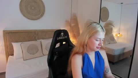 Snapshot of daniand_ chatting on September 30, 12:04 pm D A N I A online show from September 30, 12:04 pm