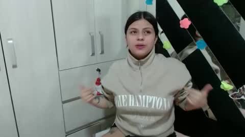 daphne877046 online show from March 24, 10:49 pm