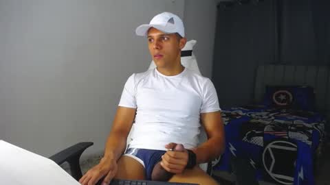 Snapshot of davisito7 chatting on February 7, 6:35 am David Angel online show from February 7, 6:35 am