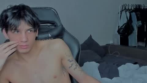 Snapshot of davisross chatting on December 22, 10:58 pm davis online show from December 22, 10:58 pm