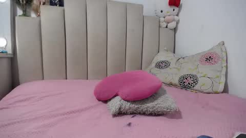 instagram  catherin dayana reina online show from February 24, 4:10 pm