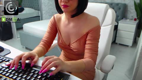 Snapshot of dear_ellisse chatting on December 5, 10:50 am Elly online show from December 5, 10:50 am