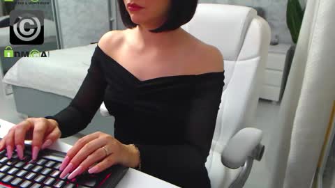 Snapshot of dear_ellisse chatting on October 3, 9:39 am Elly online show from October 3, 9:39 am