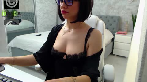 Snapshot of dear_ellisse chatting on March 6, 12:09 pm Elly online show from March 6, 12:09 pm