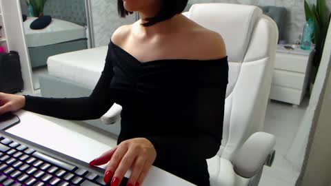 Snapshot of dear_ellisse chatting on December 12, 11:28 am Elly online show from December 12, 11:28 am