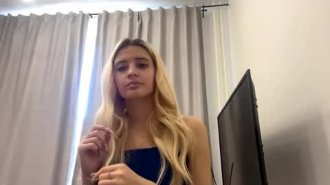 Amelia online show from May 22, 1:07 pm