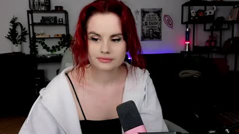 dellacrush_ online show from March 30, 6:19 pm