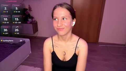 Snapshot of delphineframpton chatting on October 16, 6:57 am delphineframpton online show from October 16, 6:57 am