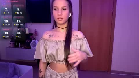 Snapshot of delphineframpton chatting on October 10, 5:24 am delphineframpton online show from October 10, 5:24 am