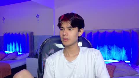 derek_sinn online show from June 4, 9:32 pm