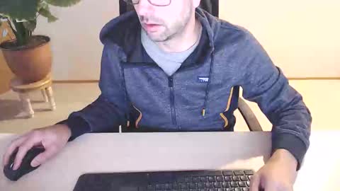 Snapshot of devswiss chatting on October 12, 7:23 am DevSwiss online show from October 12, 7:23 am