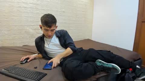 Snapshot of diegorogue_ chatting on December 18, 1:23 pm Diego rogue online show from December 18, 1:23 pm