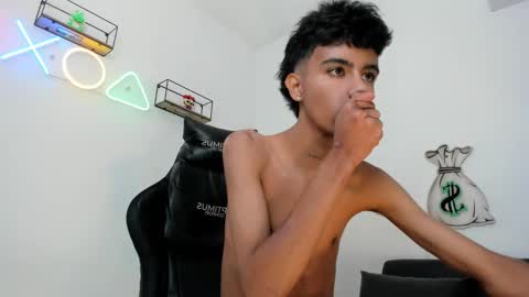 dikey_18 online show from February 11, 1:31 am