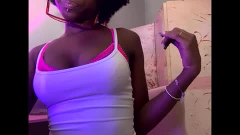 Snapshot of dimedoll33 chatting on October 23, 3:52 am black american princess online show from October 23, 3:52 am