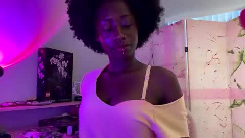 Snapshot of dimedoll33 chatting on October 31, 9:59 pm black american princess online show from October 31, 9:59 pm