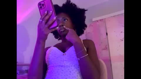 Snapshot of dimedoll33 chatting on October 18, 3:11 am black american princess online show from October 18, 3:11 am