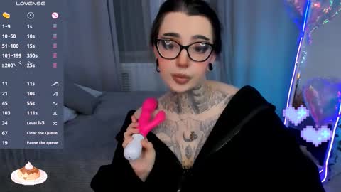 dixipixi_ online show from February 19, 6:12 am