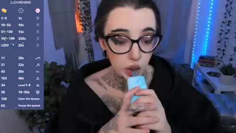 dixipixi_ online show from June 11, 5:38 am