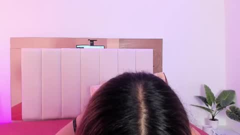 doll_isa_ online show from March 10, 8:35 pm