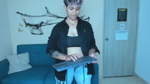 Snapshot of dominick_joness chatting on October 31, 7:09 am Dominick  online show from October 31, 7:09 am