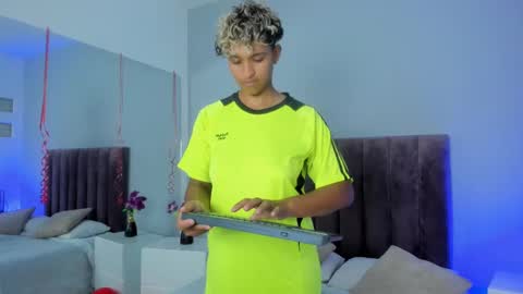 Snapshot of dominick_joness chatting on February 18, 12:05 am Dominick  online show from February 18, 12:05 am