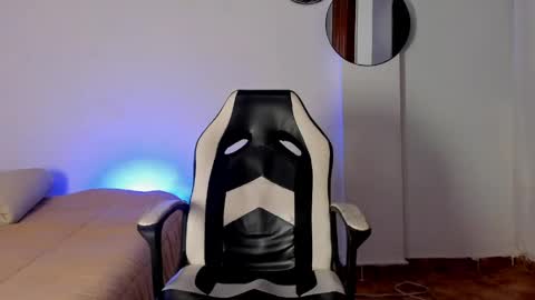 dominyck_ online show from May 6, 6:08 am