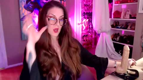 Snapshot of dommetomorrow chatting on January 7, 6:05 am DommeTomorrow online show from January 7, 6:05 am